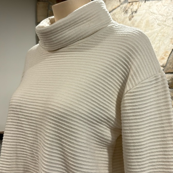 Cropped Sweater - Picture 2 of 8
